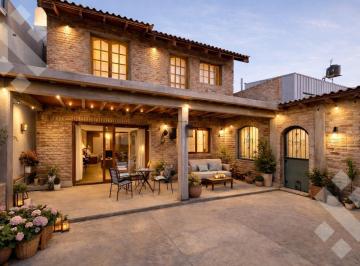 Casa · 222m² · 5 Ambientes · 2 Cocheras · En Venta, Casa de 4 Dorm., Zona Centro Plottier