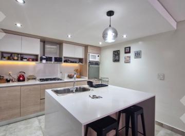 Casa · 214m² · 8 Ambientes · 1 Cochera · Venta Casa Residencial Cipolletti