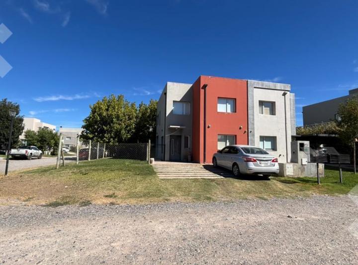 Casa · 110m² · 5 Ambientes · 2 Cocheras