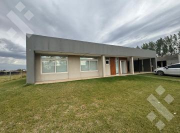 Casa · 1468m² · 7 Ambientes · 2 Cocheras · Casa en Cipolletti