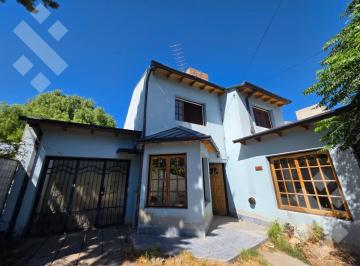 Casa · 184m² · 5 Ambientes · 1 Cochera · En Venta | Casa de 3 Dorm. y Estudio | Sobre Terreno de 500 m² | Barrio San Miguel | Plottier