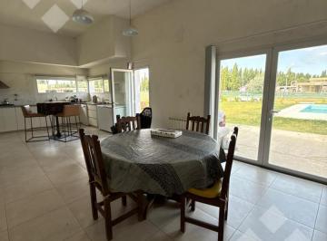 Casa · 208m² · 6 Ambientes · 4 Cocheras · Venta Casa 3 Dorm. - B° La Candelaria Neuquen
