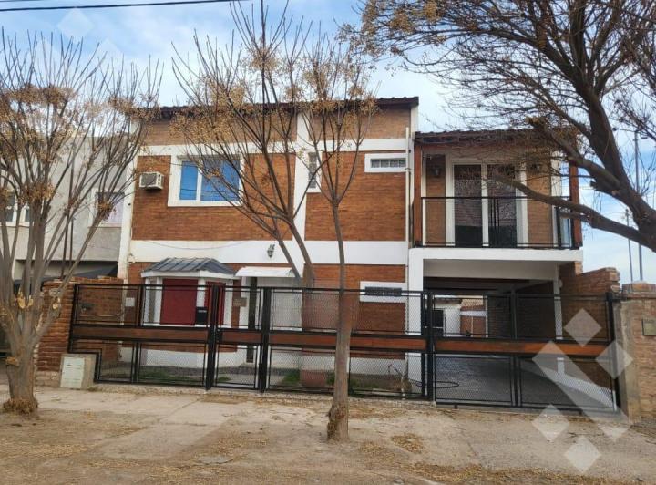 Casa · 190m² · 6 Ambientes · 1 Cochera