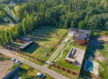 Quinta vacacional · 617m² · 11 Ambientes · 3 Cocheras · Venta Casa Quinta 3 Dorm. C/galpones - Plottier