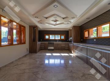 Quinta vacacional · 617m² · 11 Ambientes · 3 Cocheras · Venta Casa Quinta 3 Dorm. C/galpones - Plottier