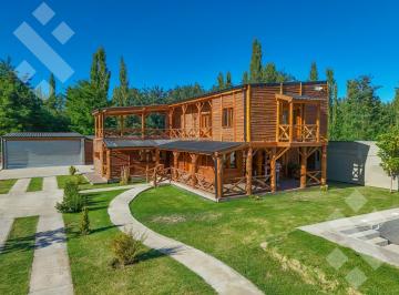 Quinta vacacional · 617m² · 11 Ambientes · 3 Cocheras · Venta Casa Quinta 3 Dorm. C/galpones - Plottier