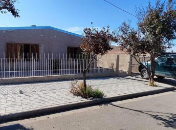 Casa · 94m² · 5 Ambientes · 1 Cochera · En Venta, Casa de 3 Dorm., Zona Centro, Catriel