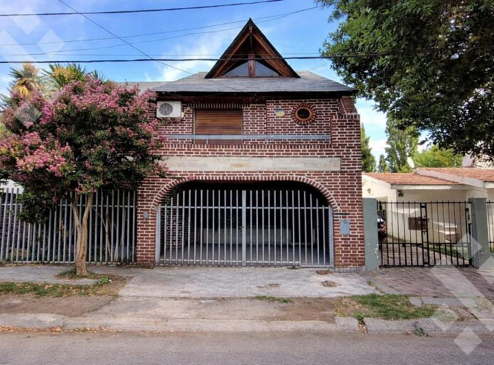 Casa · 226m² · 5 Ambientes · 2 Cocheras