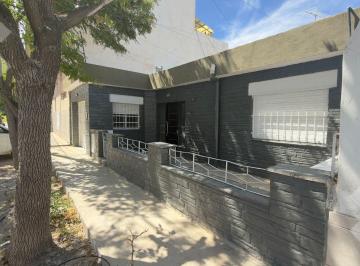 Casa · 190m² · 4 Ambientes · 1 Cochera · En Alquiler | Casa de 2 Dorm. | Barrio Santa Genoveva | Neuquén