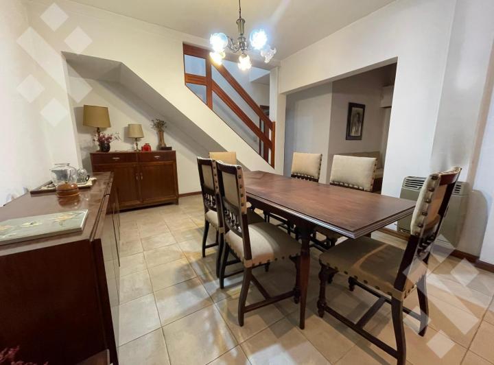 Casa · 218m² · 5 Ambientes · 1 Cochera