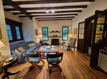 Casa · 327m² · 8 Ambientes · 3 Cocheras · Venta Casa a La Venta de 5 Dorm.