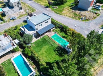 Casa · 147m² · 2 Dormitorios · 2 Cocheras · Venta Casa 2 Dorm., Piscina, Barrio Cerrado La Castellana II Neuquen