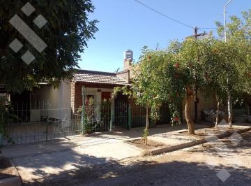Casa · 225m² · 6 Dormitorios · 2 Cocheras · Venta Casa 2 Dorm. 3 Dptos. - Cinco Saltos