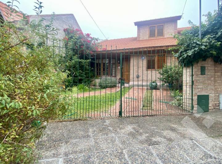 Casa · 77m² · 4 Ambientes · 1 Cochera