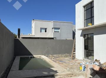 Casa · 170m² · 4 Ambientes · 1 Cochera · Venta | Casa de 3 Dorm. | B° Rincón de Emilio | Neuquén