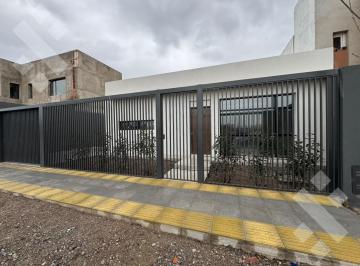 Casa · 170m² · 4 Ambientes · 1 Cochera · Venta | Casa de 3 Dorm. | B° Rincón de Emilio | Neuquén