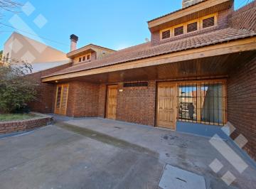 Casa · 131m² · 8 Ambientes · 1 Cochera · Casa en Capital