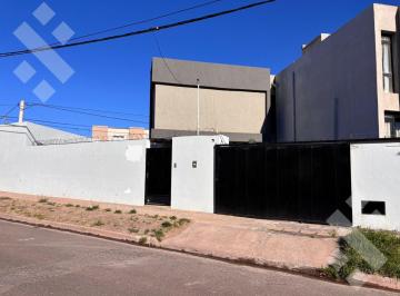 Casa · 106m² · 4 Ambientes · 2 Cocheras · Venta de Casa