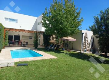 Casa · 375m² · 7 Ambientes · 1 Cochera · En Venta | Casa de 3 Dorm. | Apta Credito Hipotecario | Barrio Las Lilas Plottier