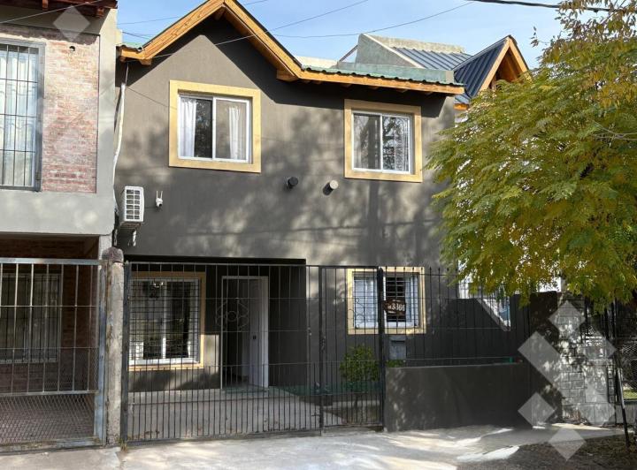 Casa · 90m² · 5 Ambientes · 1 Cochera