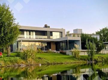 Casa · 400m² · 7 Ambientes · 3 Cocheras · Alquiler Casa 4 Dorm. - B° La Zagala, Neuquén