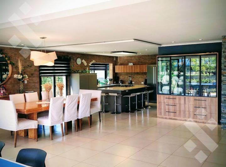 Casa · 400m² · 7 Ambientes · 3 Cocheras