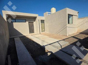 Casa · 60m² · 2 Ambientes · 1 Cochera · En Alquiler | Casa de 1 Dormitorio | Barrio Procrear | Centenario
