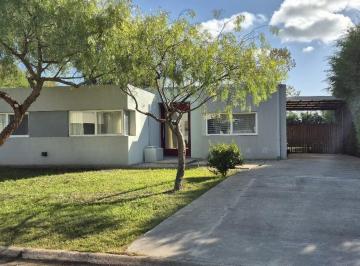 Casa · 110m² · 4 Ambientes · 1 Cochera · Casa Alquiler 4 Ambientes en San Ramiro - Pilar del Este