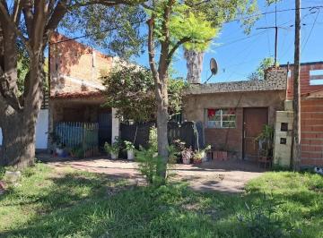 Casa · 212m² · 3 Ambientes · Granadero Baigorria - Casa de 3 Dorm. Patio a Reciclar - Usd 37.000