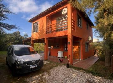 Casa · 190m² · 4 Ambientes · 2 Cocheras · Moderna Casa en Venta Sobre Lote de 599 m² en Parque Sicardi