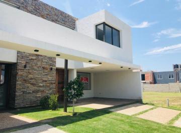 Casa · 140ha · 5 Ambientes · Claros del Bosque, 3 Dorm., 3 Baños, Patio, Asador, Seguridad!