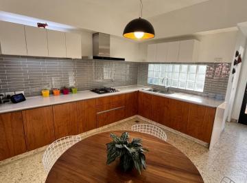 Casa · 216m² · 7 Ambientes · 1 Cochera · Casa en Belgrano Chico
