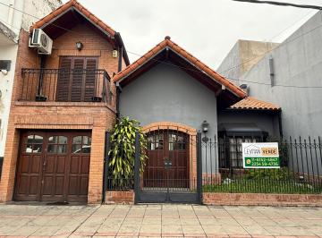 Casa · 163m² · 4 Ambientes · 2 Cocheras · Chalet de 3 Dorm., Cochera Doble y Patio Cerca de La Unla