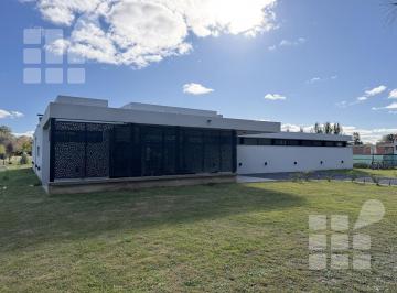 Casa · 180m² · 4 Ambientes · 1 Cochera · Casa en Campos de Roca II