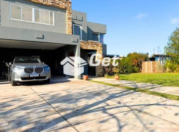 Casa · 255m² · 5 Ambientes · 4 Cocheras · Casa en Alquiler en San Isidro Labrador