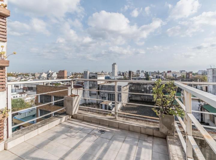 Alquiler Departamento Monoambiente Al Frente con Balcón - Piso Alto - Amenities: Pileta - Monte Castro
