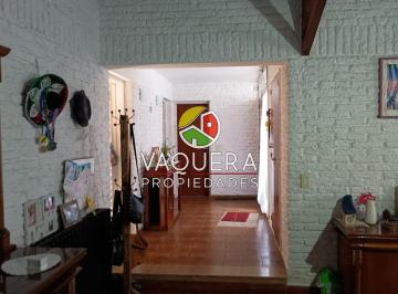 Casa · 212m² · 5 Ambientes · 1 Cochera · Chalet - 4 Dorm. - Jardín - Pileta.