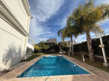 Casa de 6 ambientes, El Challao · Casa 3 Master Suites Amoblada en Venta en Barrio La Bastilla, Las Heras