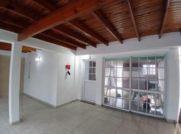 Casa · 122m² · 3 Ambientes · 1 Cochera · Casa con 144 m² en Alquiler con 2 Dorm. en José Hernández