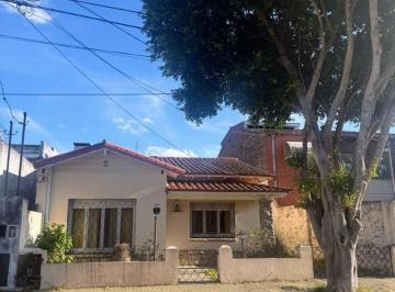 Casa · 186m² · 4 Ambientes · 3 Cocheras · Venta en Block Casa Al Fte y Departamento Al Fondo Bien Ubic