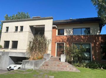 Casa de 10 ambientes, Berazategui · Club El Carmen – Casa Premium de Diseño
