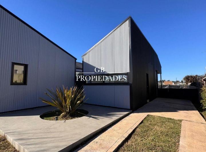 Casa · 140m² · 4 Ambientes · 2 Cocheras