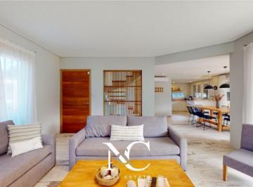 Casa · 160m² · 4 Ambientes · Casa en Venta en Costa Esmeralda con Fondo Libre y Piscina