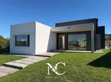 Casa · 220m² · 5 Ambientes · Casa en Venta en Costa Esmeralda a Estrenar