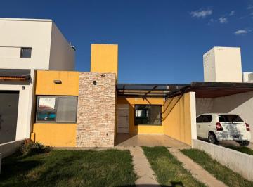 Casa · 120m² · 4 Ambientes · 1 Cochera · Dúplex en Venta en San Ignacio Village. 2 Dorm.. Pileta