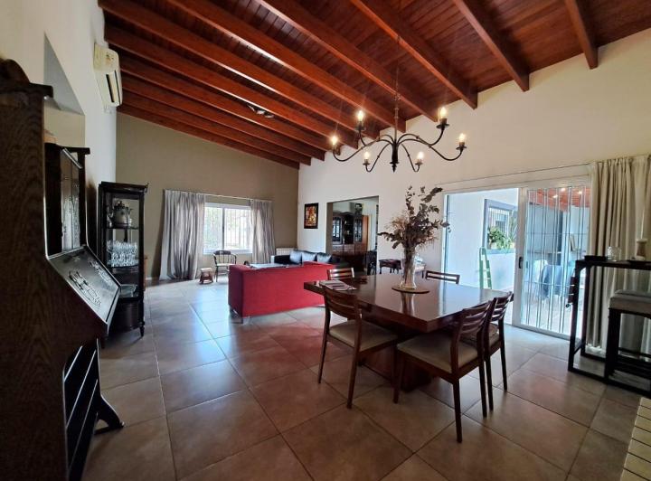 Casa · 180m² · 7 Ambientes · 2 Cocheras