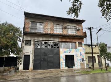 Bodega-Galpón · 500m² · 6 Ambientes · 2 Cocheras · Venta Bodega con Dos Vivienda en Quilmes Oeste.