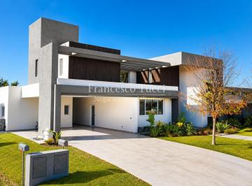 Casa · 415m² · 6 Ambientes · 2 Cocheras · Casa en Venta 6 Ambientes con Pileta en Terravista