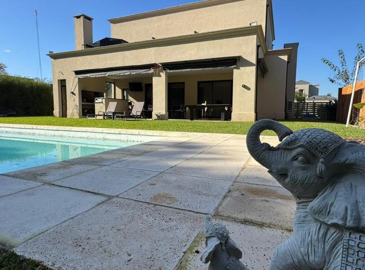 Casa · 230m² · 5 Ambientes · 4 Cocheras