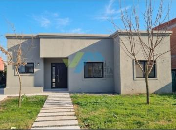 Casa · 1139m² · 4 Ambientes · 2 Cocheras · Casa Chalet en Venta en Santa Lucia, Pilar del Este, Pilar